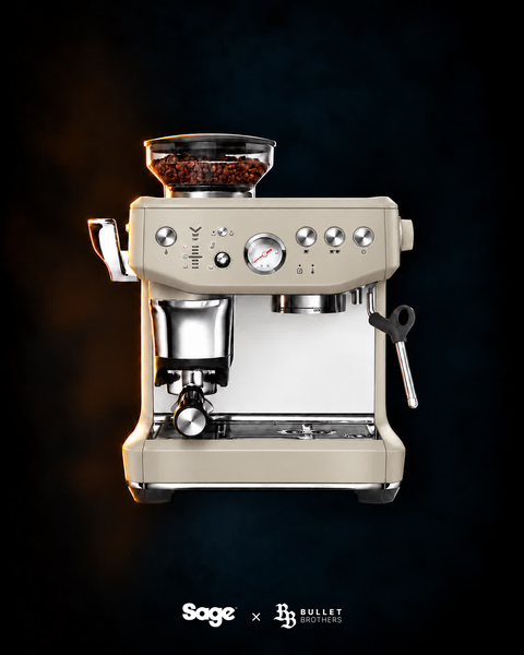 Sage the Barista Express Impress SES876ALM – Almond Nougat, widok z przodu – Sage × Bullet Brothers