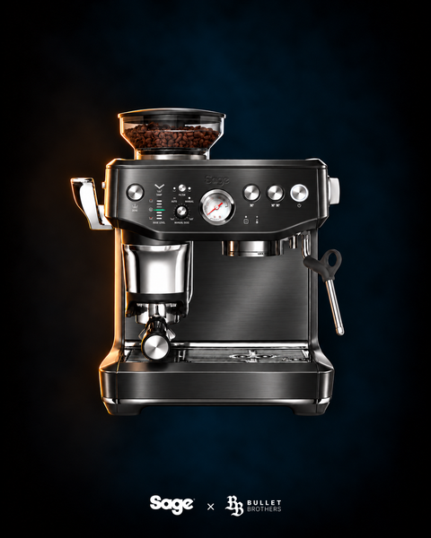 Sage the Barista Express Impress SES876BST – czarna stal nierdzewna, błyszczące szczotkowane wykończenie, widok z przodu – Sage × Bullet Brothers