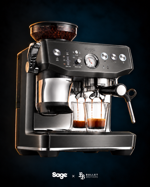 Sage the Barista Express Impress SES876BST – czarna stal nierdzewna, błyszczące szczotkowane wykończenie, widok 3/4 – Sage × Bullet Brothers