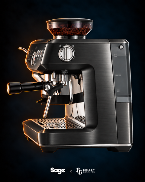 Sage the Barista Express Impress SES876BST – czarna stal nierdzewna, błyszczące szczotkowane wykończenie, widok z boku – Sage × Bullet Brothers