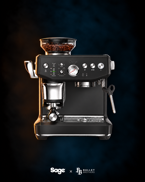 Sage the Barista Express Impress SES876BTR – Black Truffle, satynowe wykończenie, widok z przodu – Sage × Bullet Brothers