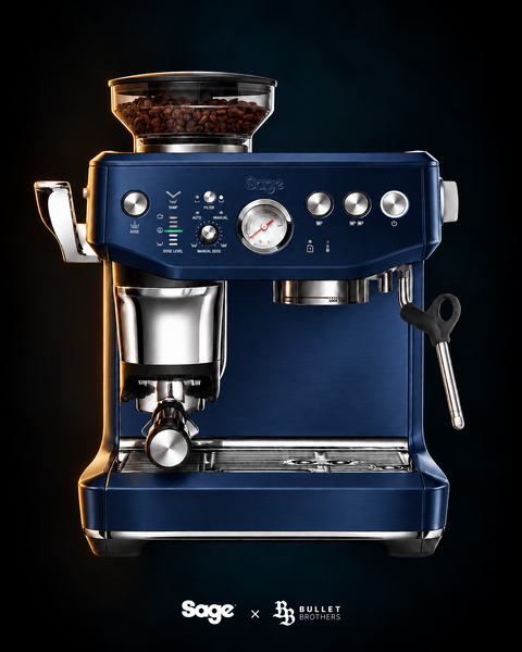 Sage the Barista Express Impress SES876DBL – Damson Blue, widok z przodu – Sage × Bullet Brothers