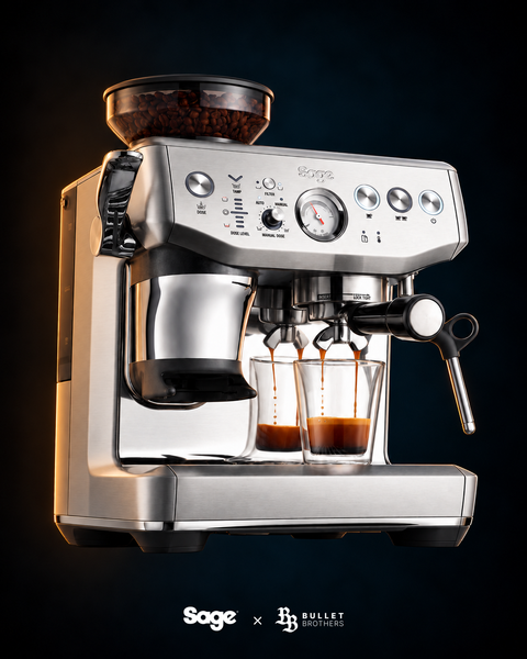 Sage the Barista Express Impress SES876BSS – stal szczotkowana, widok 3/4 – Sage × Bullet Brothers