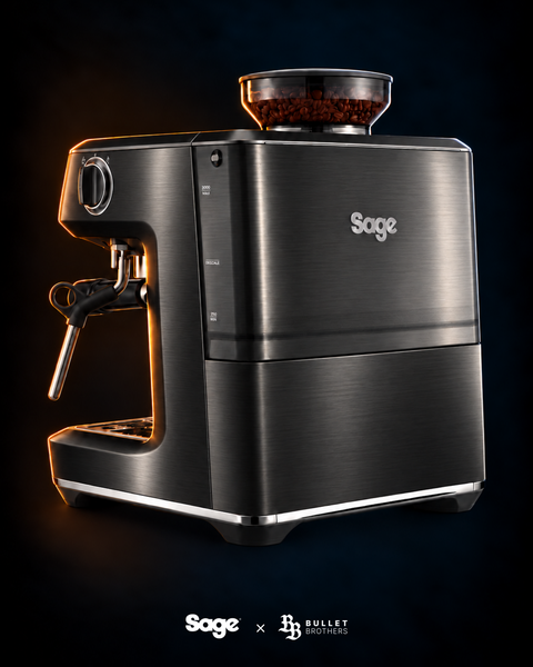 Sage the Barista Express Impress SES876BST – czarna stal nierdzewna, błyszczące szczotkowane wykończenie, widok z tyłu – Sage × Bullet Brothers