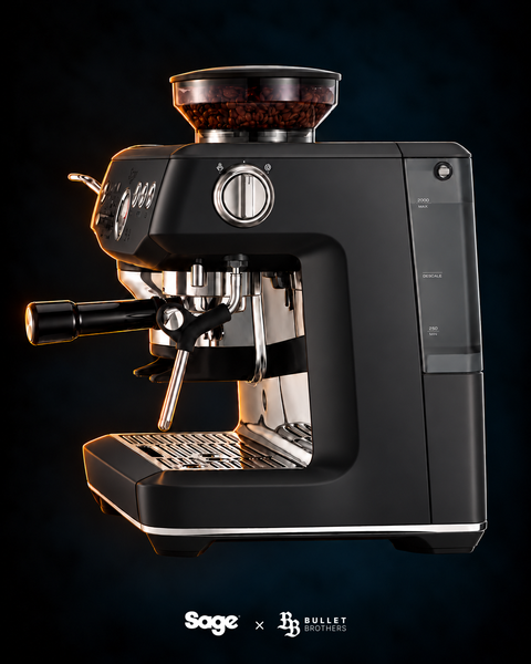Sage the Barista Express Impress SES876BTR – Black Truffle, satynowe wykończenie, widok z boku – Sage × Bullet Brothers