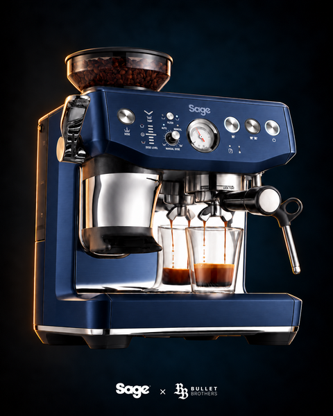 Sage the Barista Express Impress SES876DBL – Damson Blue, widok 3/4 – Sage × Bullet Brothers
