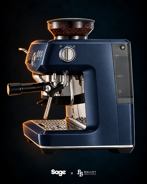 Sage the Barista Express Impress SES876DBL – Damson Blue, widok z boku – Sage × Bullet Brothers