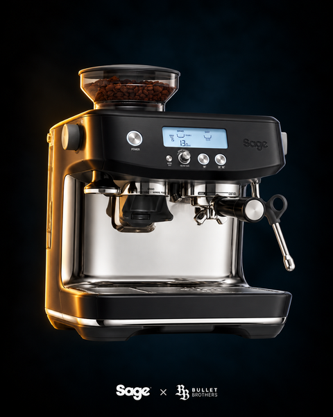 Sage the Barista Pro SES878BTR Czarna Trufla – widok trzy czwarte, Sage x Bullet Brothers